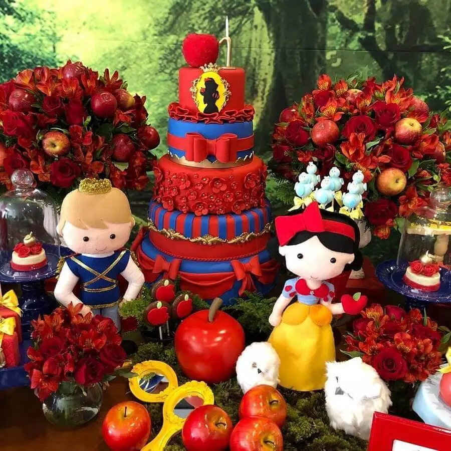 mesa de festa da branca de neve decorada com maçãs e bonecos dos personagens Foto Si Personalizados