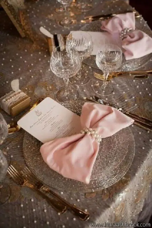 mesa decorada em tons de rosa e dourado para bodas de pérola Foto Pinterest