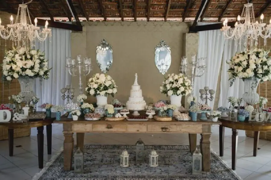 mesa decorada para bodas de pérola Foto Guia Noiva