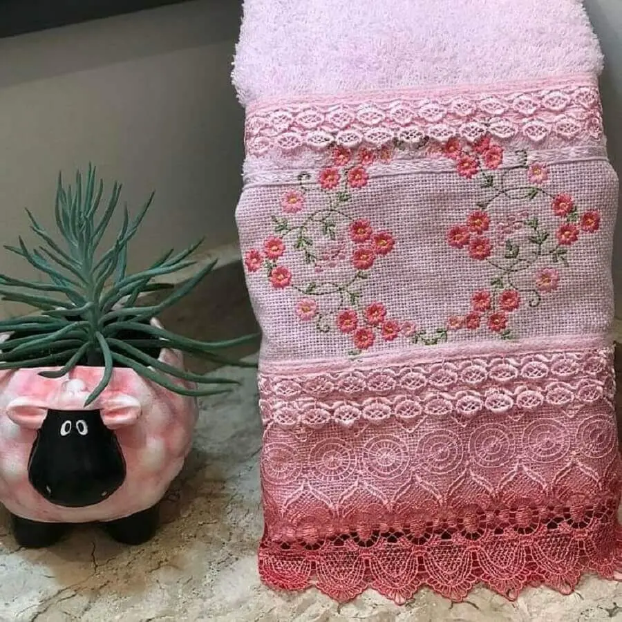 modelo de toalhas bordadas com detalhe em crochê Foto VAQS Artesanatos