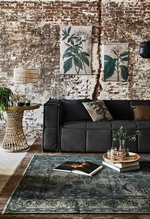 parede de tijolinho rústica para decoração de sala com sofá preto Foto Wants & Needs