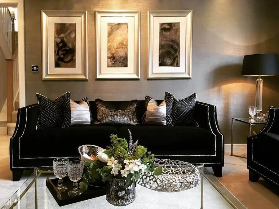 sala clássica decorada com sofá preto de veludo Foto Pinterest