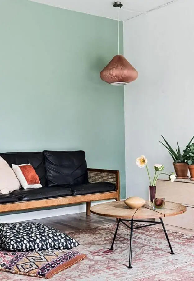 sala simples decorada com sofá preto de madeira Foto Pinterest