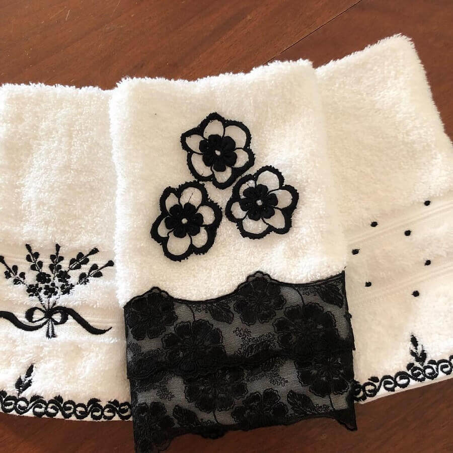 toalha de banho bordada com flores pretas e detalhe em renda Foto Miriam Matos
