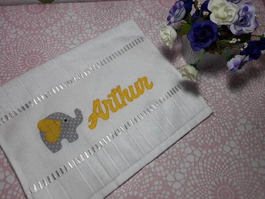 toalha bordada com nome e estampa infantil Foto Ateliê Mundo Encantado