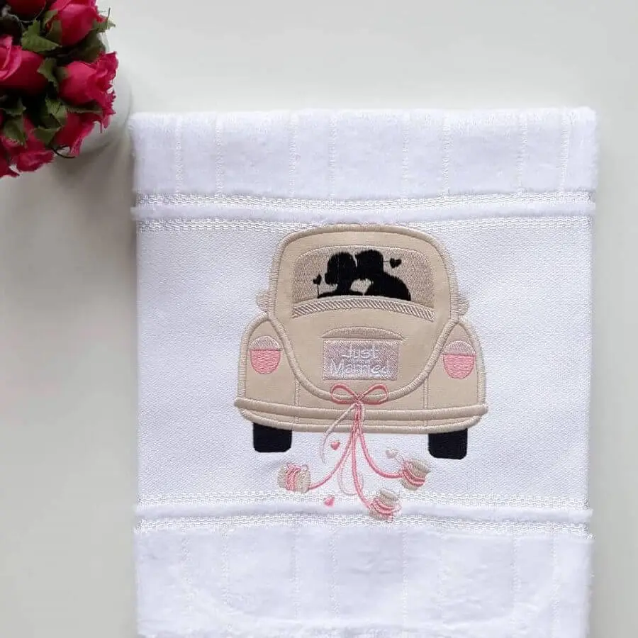 toalhas bordadas com desenho de carro Foto Ateliê Casa da Alice