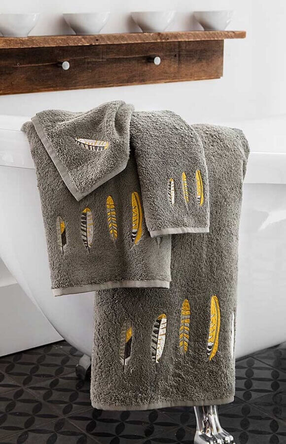 toalhas bordadas com desenhos de penas Foto Pinterest