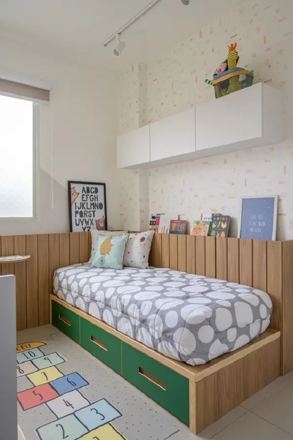 A cama com gavetas para quarto infantil é muito útil para ganhar espaço no dormitório. Fonte: Elefante Design para Pequenos