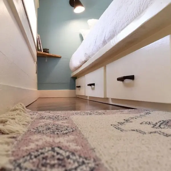 A cama com gavetas tem conquistado cada vez mais a decoração de interiores. Fonte: Paradise Tiny Homes LLC