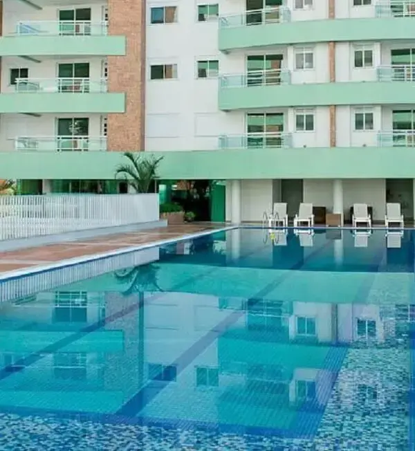A espreguiçadeira branca permite que os moradores possam relaxar na área da piscina. Projeto de Mantovani e Rita