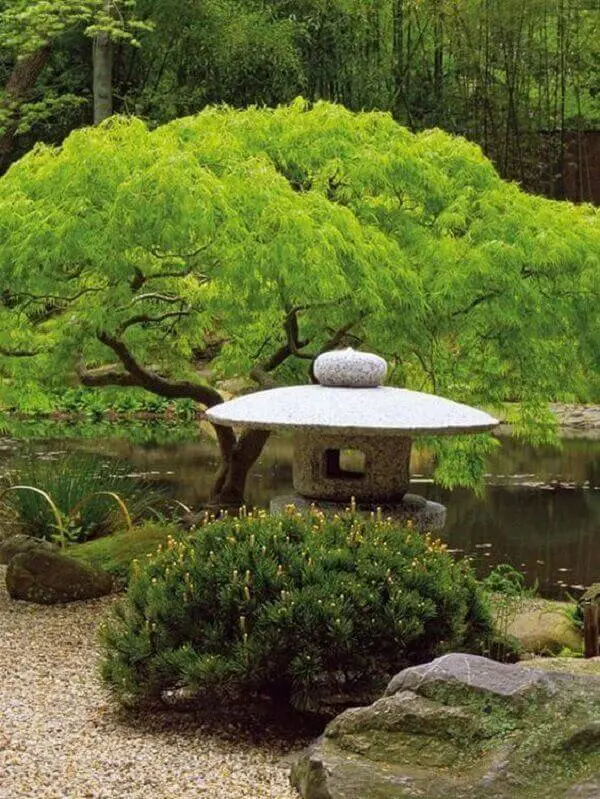A lanterna de pedra não pode faltar no Jardim Japonês
