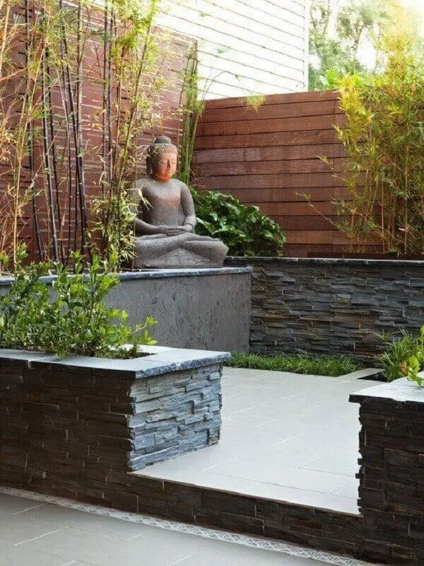 A presença do Buda no Jardim Japonês o convida a prática da meditação