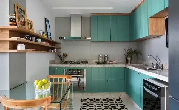 Armário de cozinha em L planejada em tons de azul turquesa