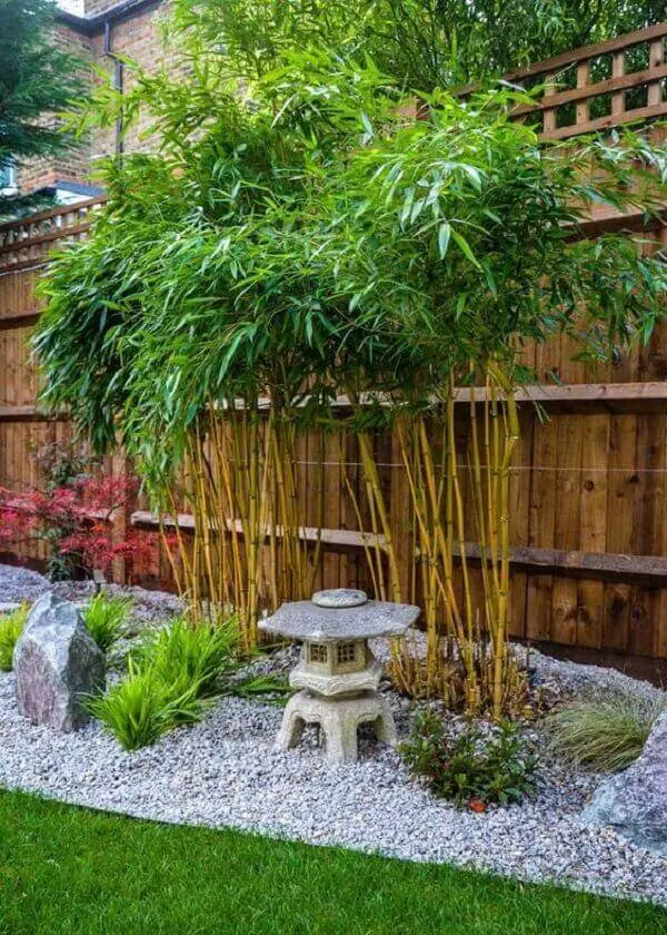 Bambus, pedras e uma réplica de templo budista