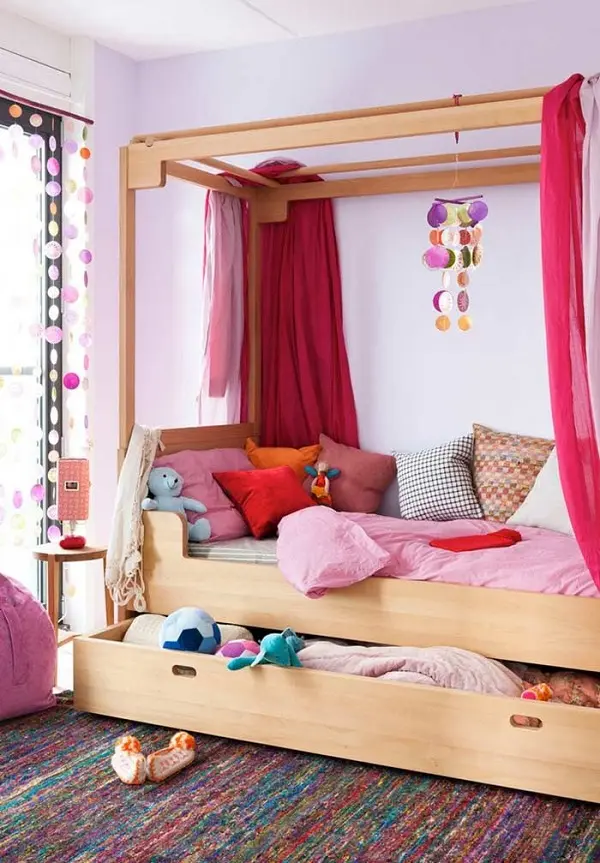 Brinquedos e pelúcias podem ficar guardados na cama com gavetas. Fonte: Revista Viva Decora 2