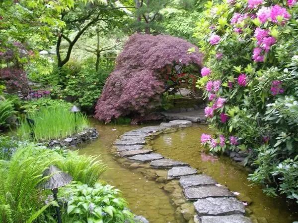 Caminho formado por pedra complementa o paisagismo do Jardim Japonês