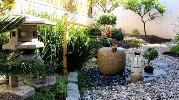 Cascata de bambu e pedras complementam o paisagismo do Jardim Japonês
