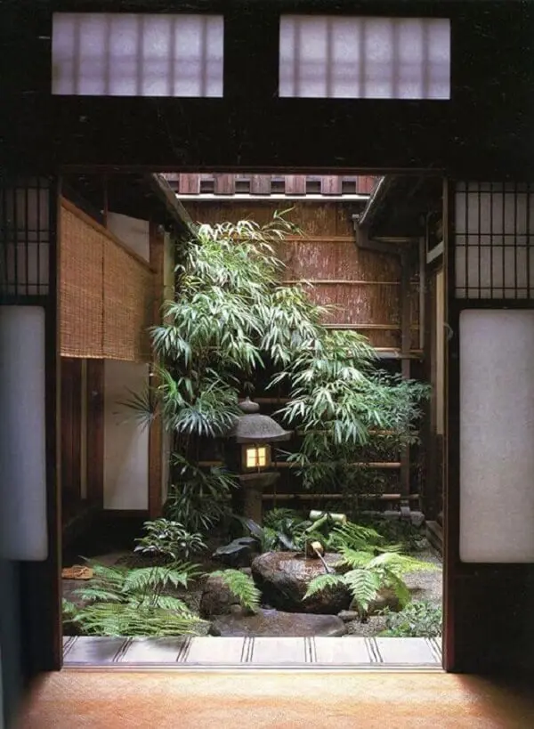 Com lanternas, pedras, bambu e plantas típicas do oriente forme um Jardim Japonês de Inverno