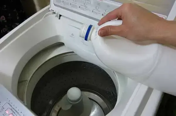 Como limpar máquina de lavar com alvejante