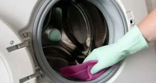 Como limpar máquina de lavar roupa com porta frontal