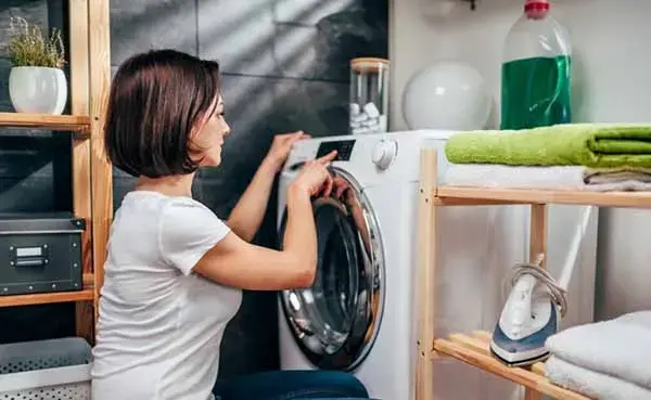 Como limpar máquina de lavar roupa com água sanitária