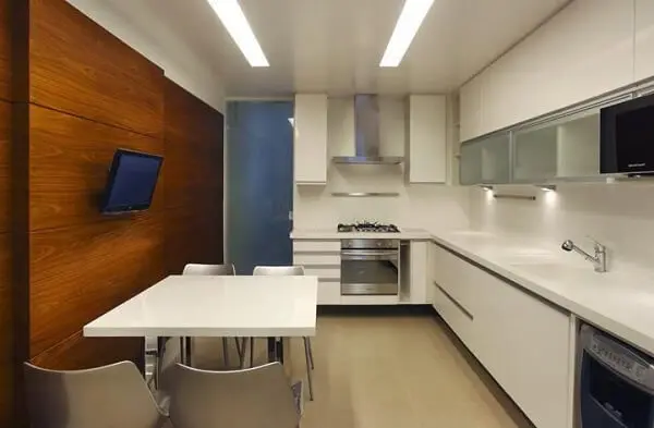 cozinha em com armários em branco