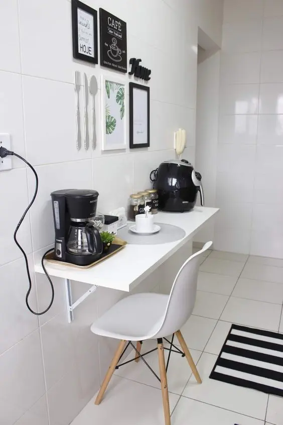 Cozinha pequena com mesa dobrável branca