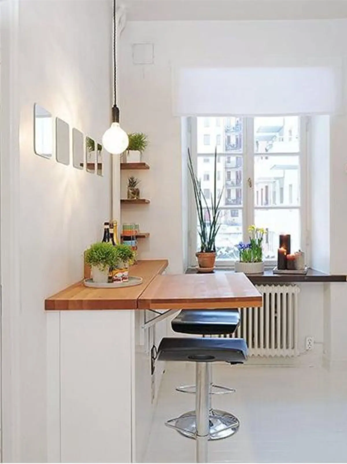 Mesa retrátil de parede em cozinha branca