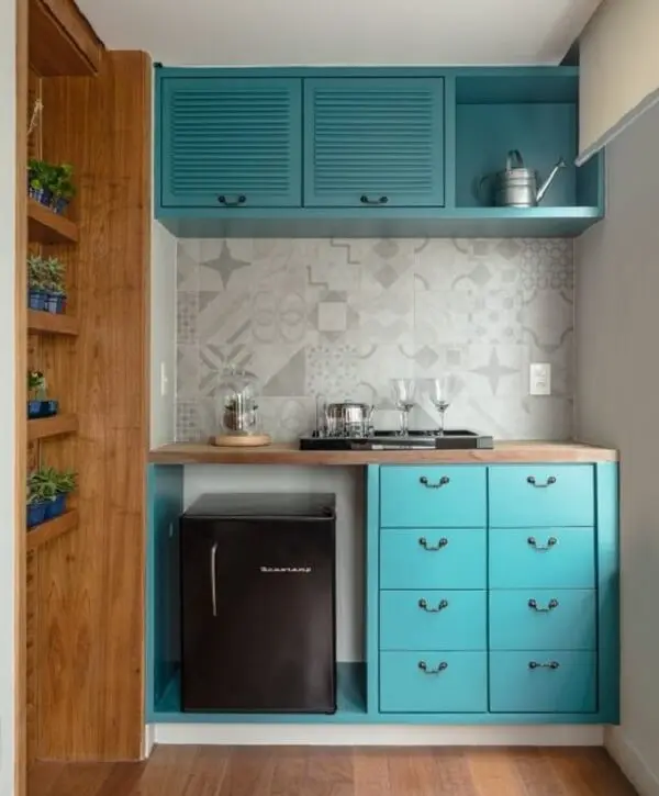 Decore espaços reduzidos incluindo no projeto uma mini geladeira na cor 