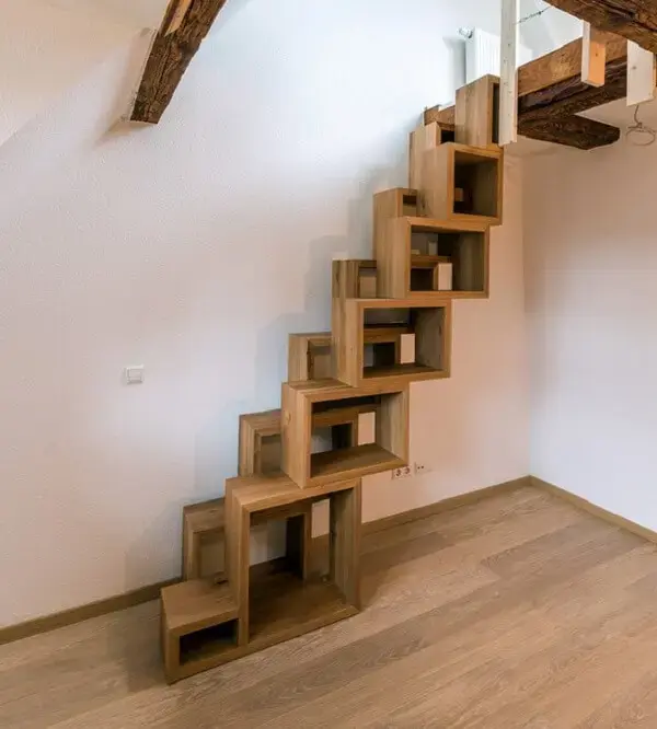 Escada com acabamento criativo para acesso ao sótão