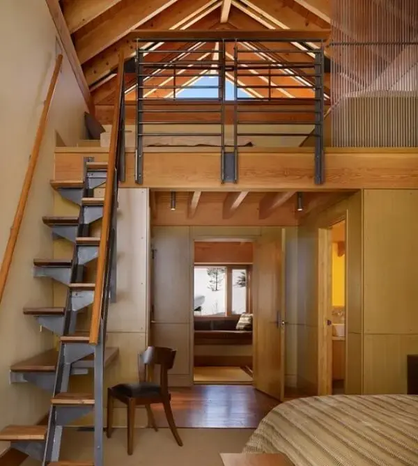 Escada de madeira dá acesso a cama estruturada no sótão