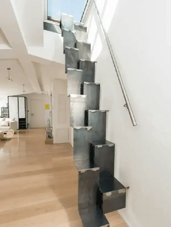 Escada para sótão feita com design criativo