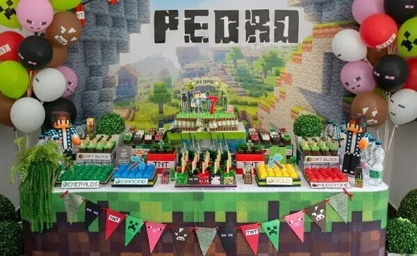 Festa Minecraft com bexigas e bandeirinhas decoradas