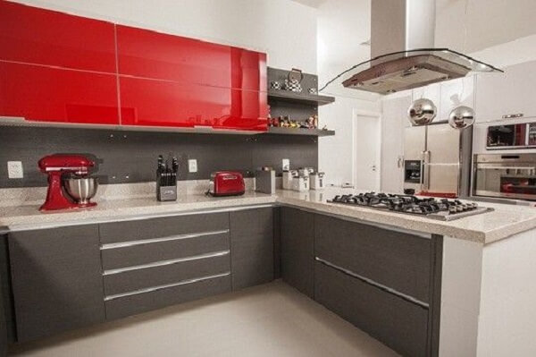 Cozinha em l com armários na cor chumbo e vermelho