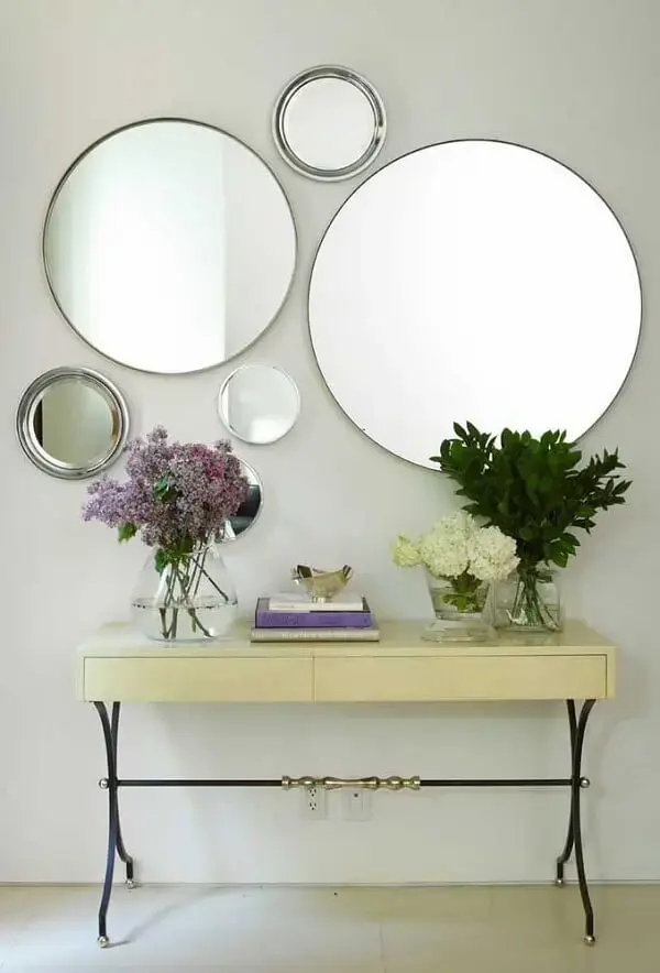 Forme uma linda composição na parede com espelhos redondos grandes e pequenos