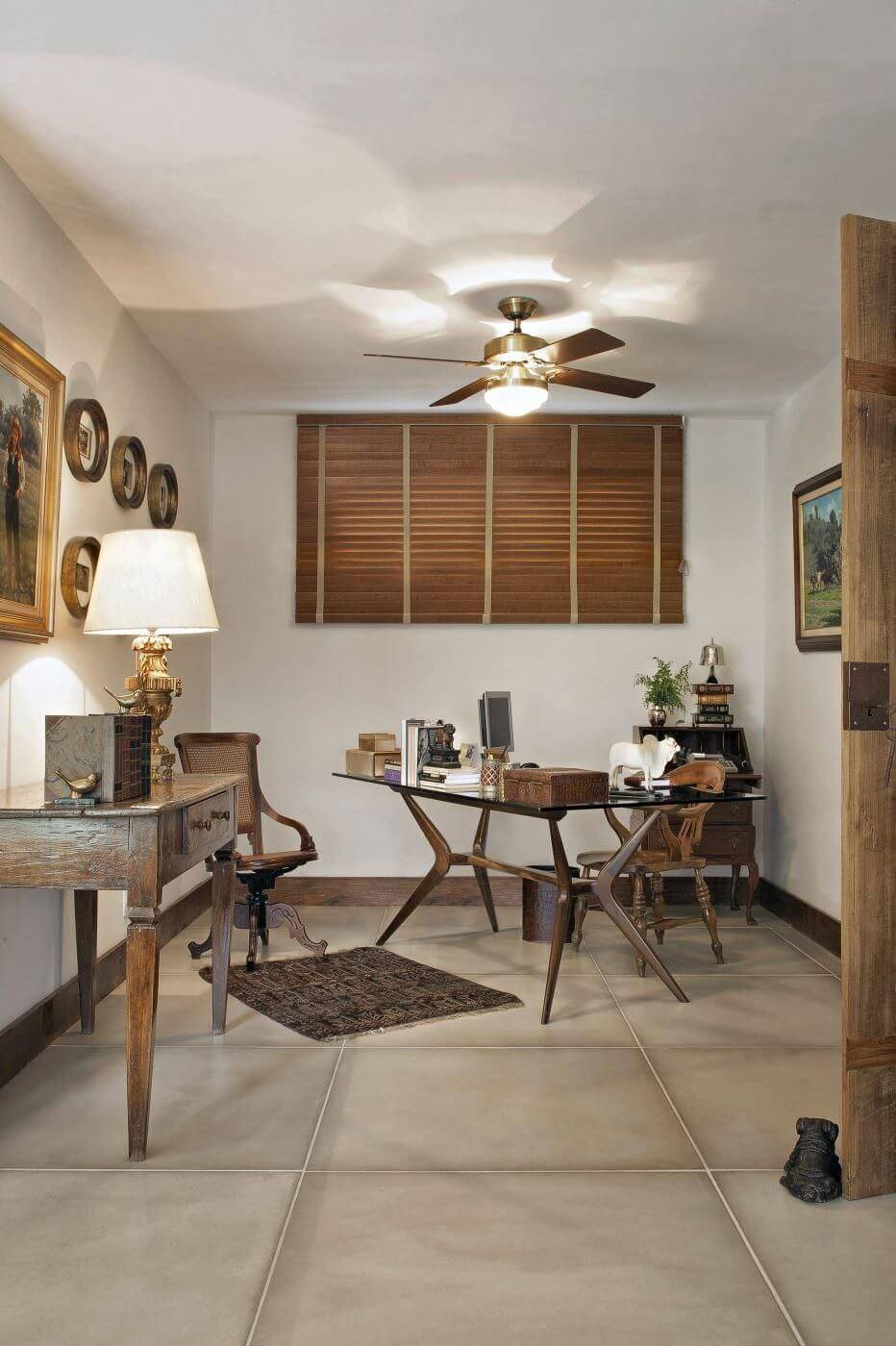 Home office com persiana de madeira e ventilador de teto. Fonte: Gislene Lopes