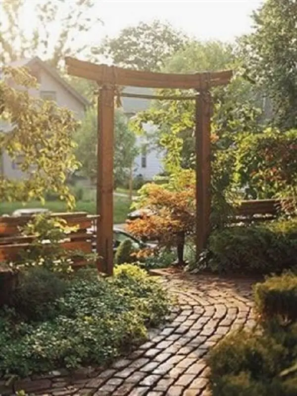 Invista em um pórtico de madeira na entrada do seu Jardim Japonês