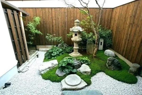 Mini Jardim Japonês estruturado aos fundo da casa