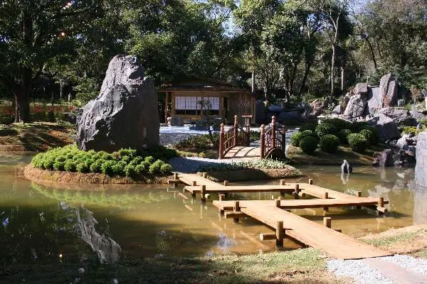 Jardim Japonês encantador com passarela de madeira