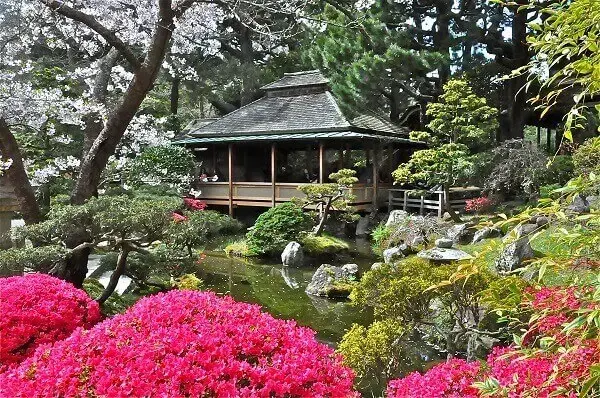 Jardim Japonês com lago e inúmeras flores
