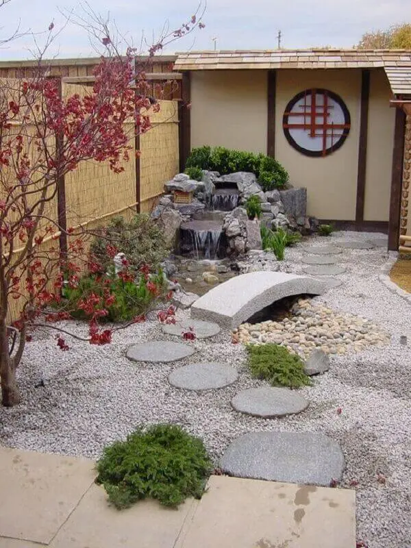 Jardim Japonês criado aos fundos dessa casa