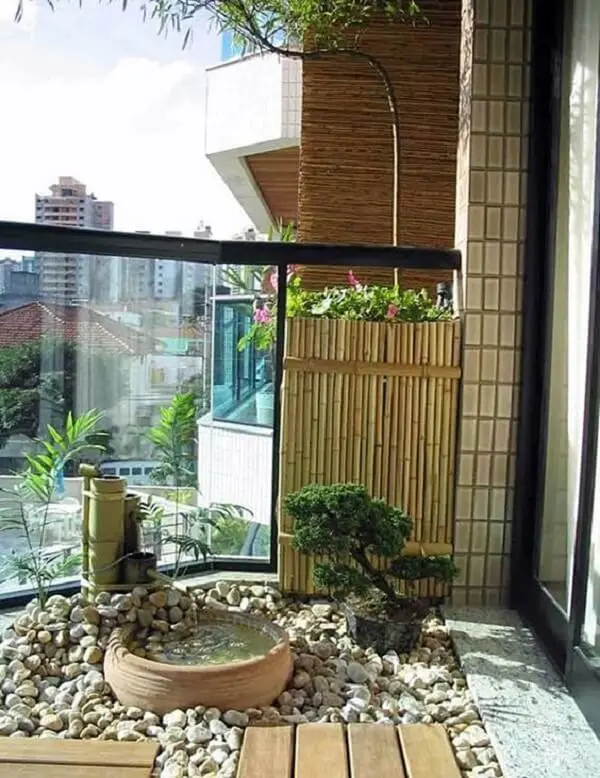 Jardim Japonês estruturado na varanda de um apartamento