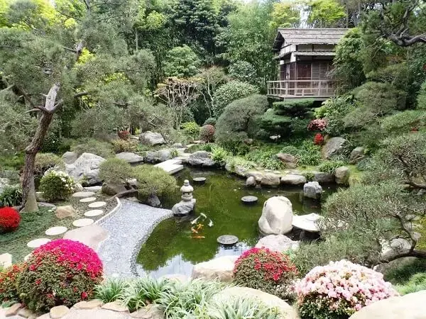 Jardim Japonês formado por um projeto paisagístico encantador