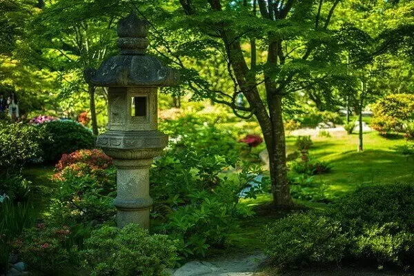 Lanterna de Jardim Japonês complementa a decoração