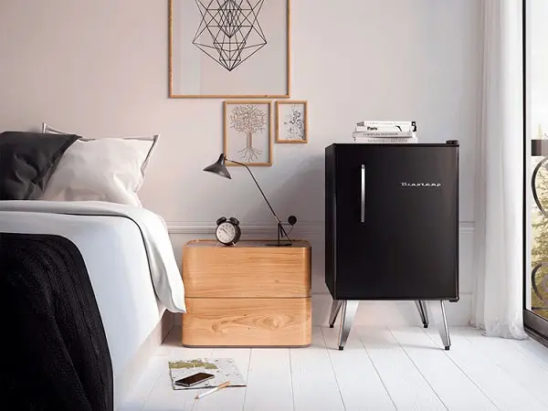 Mini geladeira na cor preta encanta a decoração do quarto