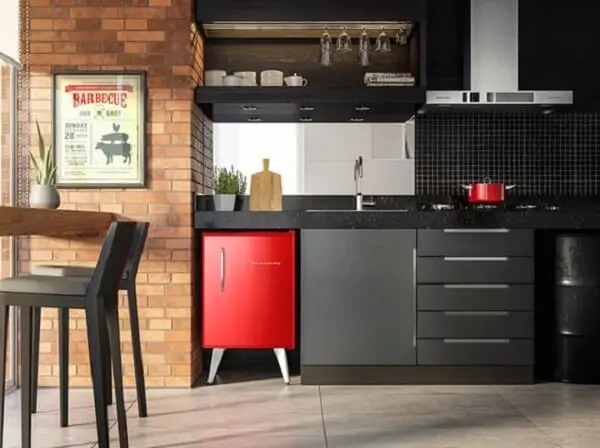 Mini geladeira na cor vermelha complementa o ambiente da varanda