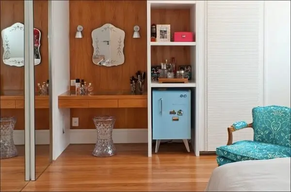 Mini geladeira retrô complementa a decoração do quarto