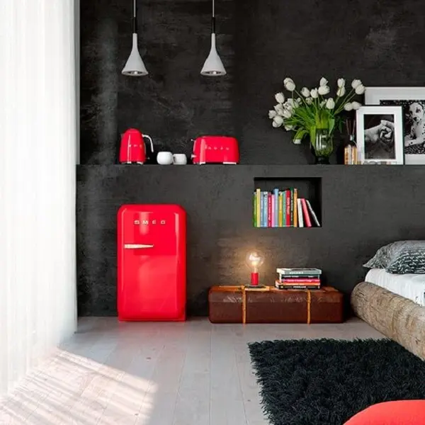 Mini geladeira retrô na cor vermelha incorpora a decoração do quarto