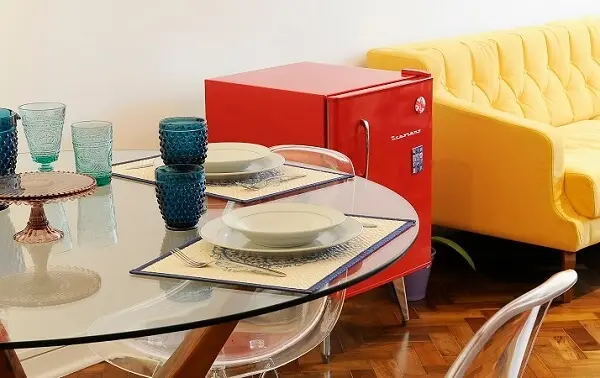 Mini geladeira retrô vermelha para sala