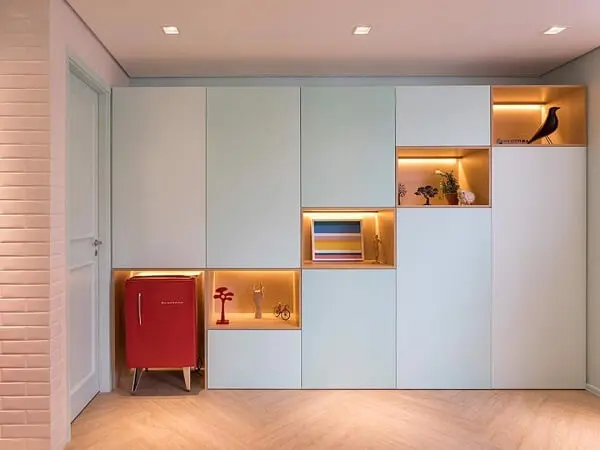 Mini geladeira retrô integra perfeitamente o móvel planejado